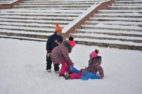 La săniuş, în martie: Primăvara albă i-a scos pe copiii orădeni din case (FOTO)