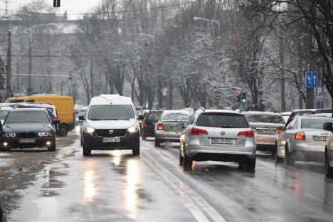 Echipajele RER Vest au ieşit pe străzile Oradiei, pentru curăţarea zăpezii. Primăria le reaminteşte orădenilor că şi ei au obligaţii (FOTO)