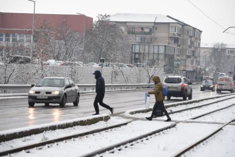 Echipajele RER Vest au ieşit pe străzile Oradiei, pentru curăţarea zăpezii. Primăria le reaminteşte orădenilor că şi ei au obligaţii (FOTO)