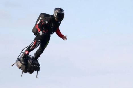 Omul zburător: Franky Zapata a reuşit traversarea Canalului Mânecii pe 'Flyboard' (FOTO / VIDEO)