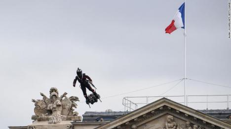 Viitorul e aici! Un 'soldat zburător' a survolat Parisul, la parada de Ziua Franţei (FOTO / VIDEO)