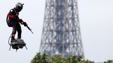 Viitorul e aici! Un 'soldat zburător' a survolat Parisul, la parada de Ziua Franţei (FOTO / VIDEO)