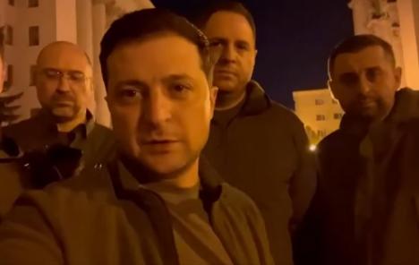(VIDEO) 'Suntem aici, ne apărăm independenţa!'. Preşedintele Ucrainei, Volodimir Zelenski, premierul şi alţi înalţi oficiali s-au filmat în Kiev
