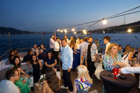 Andreea Esca și-a dus 70 de prieteni în Istanbul. Știrista împlinește 50 de ani (FOTO)