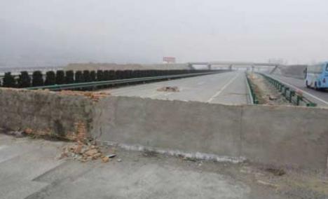 Chinezii au ridicat un zid în mijlocul unei autostrăzi