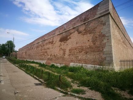 Reabilitarea zidurilor Cetăţii Oradea a fost realizată în proporţie de 57% (FOTO)