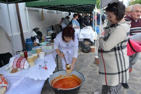 'Călăreţii Diavolului' din Győr au făcut demonstraţii de turnir, iar bucătari iscusiţi au gătit bunătăţi ungureşti în Cetate. Vezi programul Zilelor Sfântului Ladislau (FOTO/VIDEO)