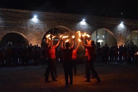 Distracţie nocturnă în Cetate: Orădenii au cântat cu Vunk, iar apoi au aplaudat jongleriile cu focul (FOTO/VIDEO)