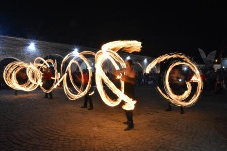 Distracţie nocturnă în Cetate: Orădenii au cântat cu Vunk, iar apoi au aplaudat jongleriile cu focul (FOTO/VIDEO)