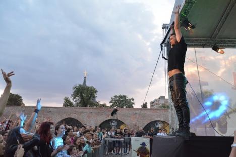 „Să facem sex!”: Ada Milea a fost alungată de ploaie, iar Vama şi-a început concertul de la Oradea cu... sex! (FOTO / VIDEO)
