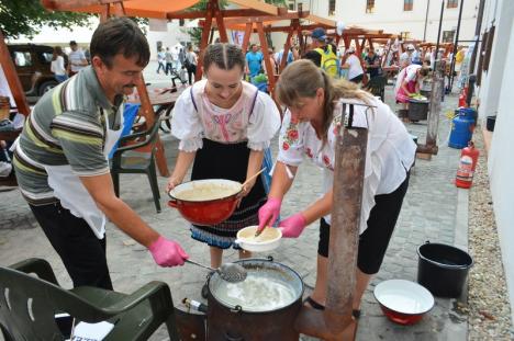 Zilele Culturii Slovace: Tradiţii şi concurs de gătit găluşte tăuţeşti, în Cetate (FOTO / VIDEO)