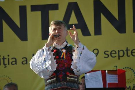 „Cine-i supărat pe mine”... Solistul Cristian Pomohaci, aplaudat la Zilele comunei Sântandrei (FOTO / VIDEO)