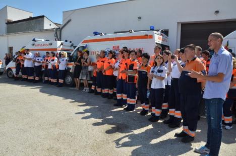 Sărbătoare la Salvare: Angajaţii Ambulanţei au sărbătorit cei 109 de existenţă cu prietenii, oferind un exerciţiu demonstrativ şi o paradă prin oraş (FOTO / VIDEO)