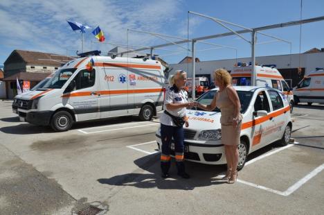 Sărbătoare la Salvare: Angajaţii Ambulanţei au sărbătorit cei 109 de existenţă cu prietenii, oferind un exerciţiu demonstrativ şi o paradă prin oraş (FOTO / VIDEO)