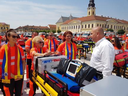 Sute de angajați ai Ambulanței și-au sărbătorit ziua la Oradea, defilând cu peste 70 autospeciale. Un elicopter i-a acoperit cu trandafiri în Piaţa Unirii (FOTO / VIDEO)