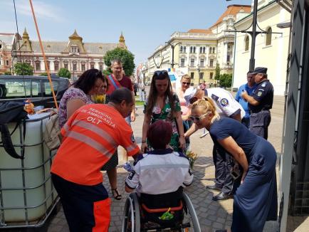 Sute de angajați ai Ambulanței și-au sărbătorit ziua la Oradea, defilând cu peste 70 autospeciale. Un elicopter i-a acoperit cu trandafiri în Piaţa Unirii (FOTO / VIDEO)