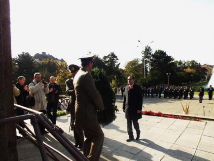 Trăiască oastea românească! Orădenii au sărbătorit Ziua Armatei (FOTO)