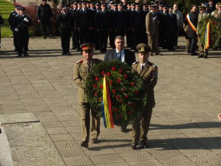 Trăiască oastea românească! Orădenii au sărbătorit Ziua Armatei (FOTO)