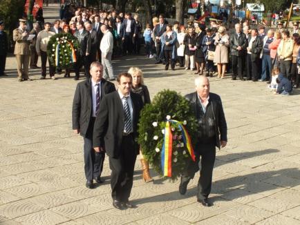 Trăiască oastea românească! Orădenii au sărbătorit Ziua Armatei (FOTO)