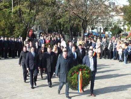 Trăiască oastea românească! Orădenii au sărbătorit Ziua Armatei (FOTO)