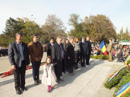 Trăiască oastea românească! Orădenii au sărbătorit Ziua Armatei (FOTO)