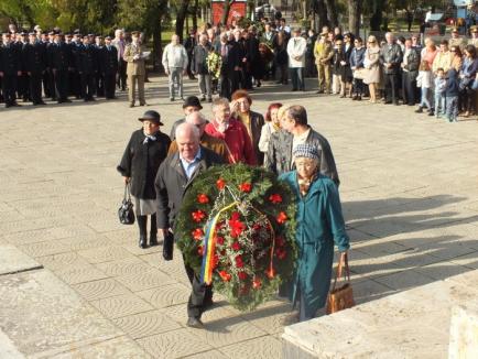 Trăiască oastea românească! Orădenii au sărbătorit Ziua Armatei (FOTO)