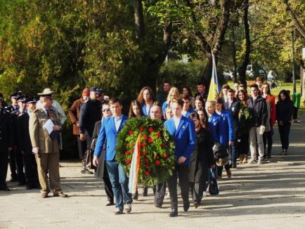 Trăiască oastea românească! Orădenii au sărbătorit Ziua Armatei (FOTO)