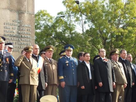 Trăiască oastea românească! Orădenii au sărbătorit Ziua Armatei (FOTO)