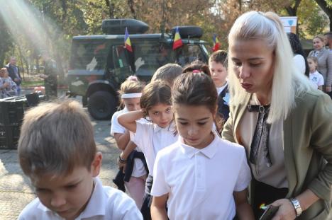 Ziua Armatei, sărbătorită şi în Oradea: Copiii şi adolescenţii s-au jucat de-a militarii (FOTO / VIDEO)
