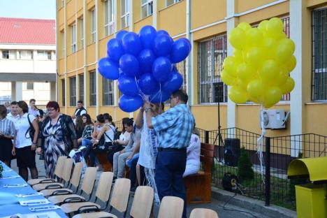 La mulţi ani, Colegiul Vuia! Elevii au sărbătorit ziua şcolii cu un flashmob tricolor (FOTO/VIDEO)