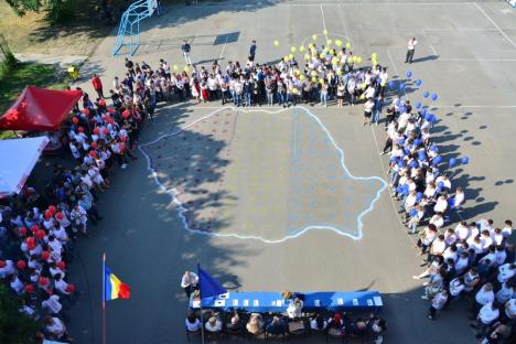 La mulţi ani, Colegiul Vuia! Elevii au sărbătorit ziua şcolii cu un flashmob tricolor (FOTO/VIDEO)