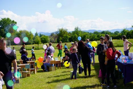 Ziua Internaţională a Copilului, celebrată cu Mickey, Minnie, picturi pe faţă şi candy bar, în comuna Căbeşti (FOTO)