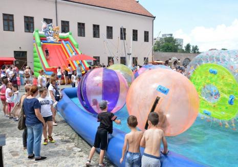 La mulţi ani, copii! În Cetatea Oradea a început Kids Fest, cu spectacole, jocuri, baloane pe apă, îngheţată şi vată pe băţ (FOTO/VIDEO)