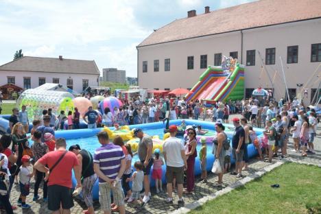 La mulţi ani, copii! În Cetatea Oradea a început Kids Fest, cu spectacole, jocuri, baloane pe apă, îngheţată şi vată pe băţ (FOTO/VIDEO)