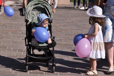 Ziua Copilului a început în Oradea cu lansarea a 100 de baloane din Turnul Primăriei. Vezi programul complet de 1 iunie (FOTO / VIDEO)
