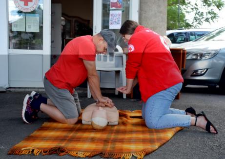De Ziua Crucii Roşii, orădenii au învăţat cum să salveze oameni (FOTO)