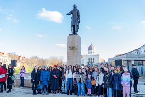 Eminescu e cool! Copiii orădeni şi-au făcut selfie cu statuia poetului naţional (FOTO)