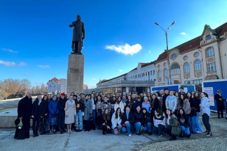 Eminescu e cool! Copiii orădeni şi-au făcut selfie cu statuia poetului naţional (FOTO)