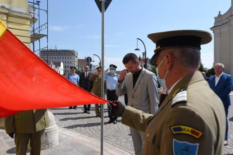 Prima ceremonie militară în Oradea: De Ziua Drapelului, oficialitățile s-au închinat fără a săruta tricolorul, cum făceau în alţi ani (FOTO)