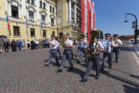 Prima ceremonie militară în Oradea: De Ziua Drapelului, oficialitățile s-au închinat fără a săruta tricolorul, cum făceau în alţi ani (FOTO)