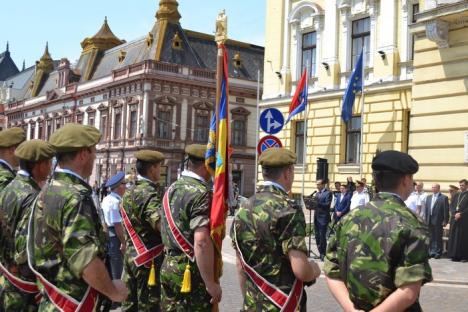 Ziua Drapelului: Oficialităţile au sărutat tricolorul înainte ca acesta să fie ridicat pe catarg (FOTO/VIDEO)