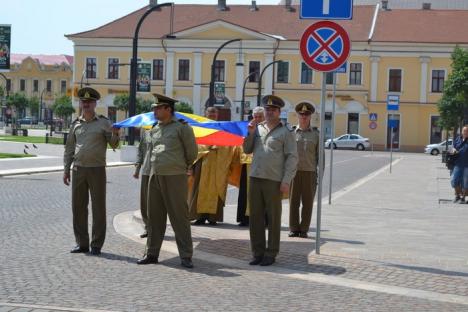 Ziua Drapelului: Oficialităţile au sărutat tricolorul înainte ca acesta să fie ridicat pe catarg (FOTO/VIDEO)