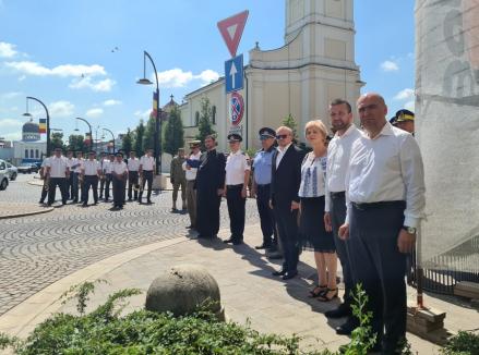 Ziua Drapelului în Oradea: Participanți puțini la festivitățile din Piața Unirii (FOTO / VIDEO)