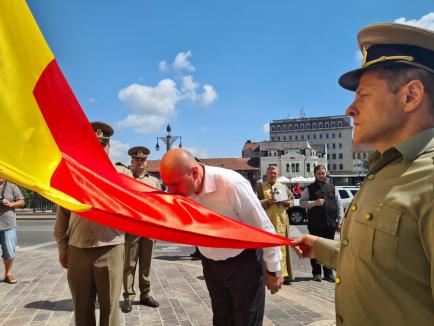 Ziua Drapelului în Oradea: Participanți puțini la festivitățile din Piața Unirii (FOTO / VIDEO)