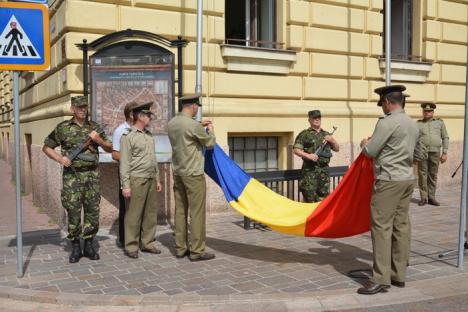 Ziua drapelului: Oficialităţile judeţului, în frunte cu subprefectul Iulius Delorean, au sărutat Tricolorul (FOTO)