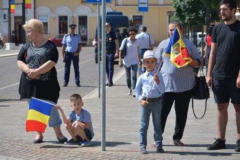 Apatie tot mai mare la sărbătorile oficiale: Ziua Drapelului, marcată în centrul oraşului cu audienţă modestă (FOTO)