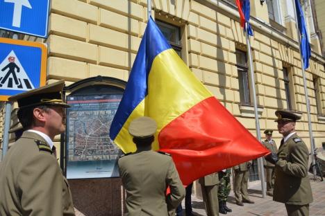 Apatie tot mai mare la sărbătorile oficiale: Ziua Drapelului, marcată în centrul oraşului cu audienţă modestă (FOTO)