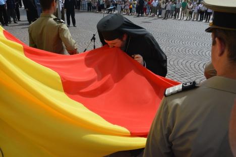 Ziua drapelului: Oficialităţile judeţului, în frunte cu subprefectul Iulius Delorean, au sărutat Tricolorul (FOTO)