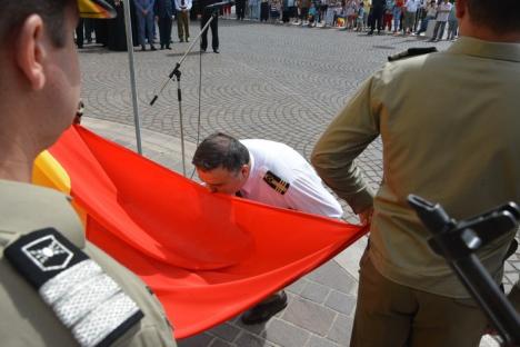 Ziua drapelului: Oficialităţile judeţului, în frunte cu subprefectul Iulius Delorean, au sărutat Tricolorul (FOTO)