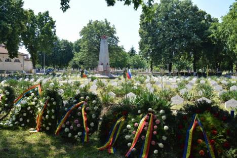 'Presăraţi pe-a lor morminte...' Depuneri de coroane şi jerbe de flori în cimitirul municipal cu ocazia zilei eroilor (FOTO)